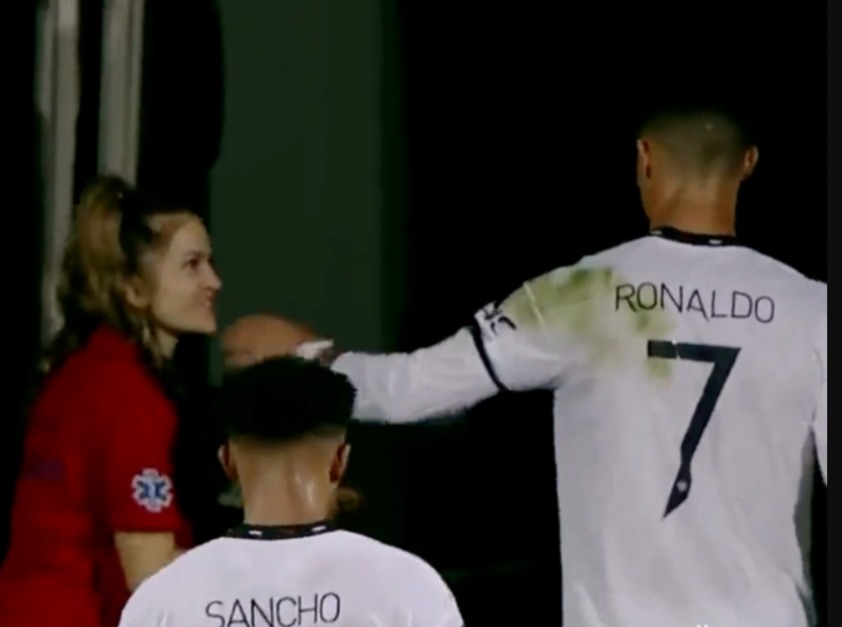 Ronaldo khiến NHM trầm trồ vì hành động đúng chất siêu sao của mình 188039