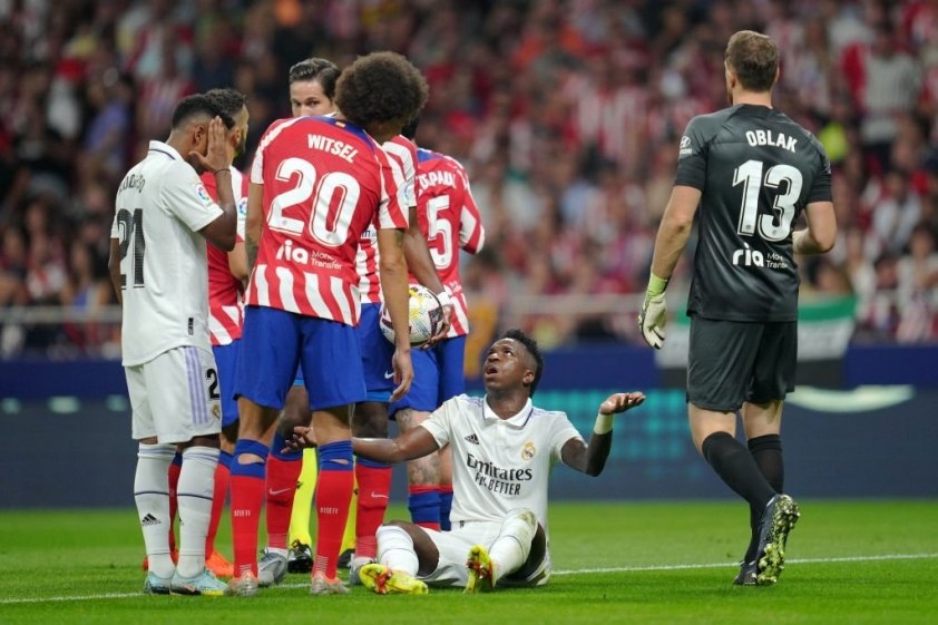 Đúng với tính chất của một trận derby, những pha va chạm giữa cả 2 bên là điều không thể tránh khỏi. Ảnh: internet