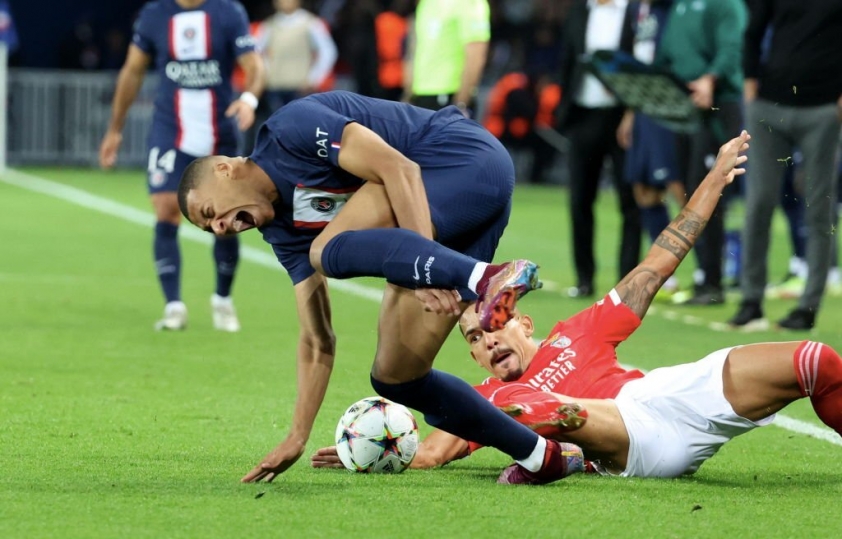 Không thi đấu, Messi vẫn ngầm đưa Mbappe vào 'khuôn phép' 201394
