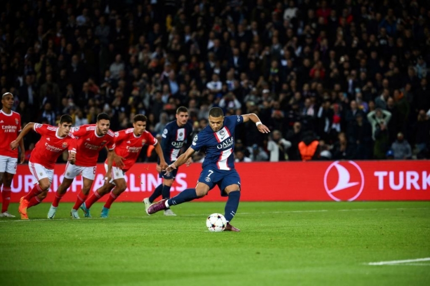 Không thi đấu, Messi vẫn ngầm đưa Mbappe vào 'khuôn phép' 201397