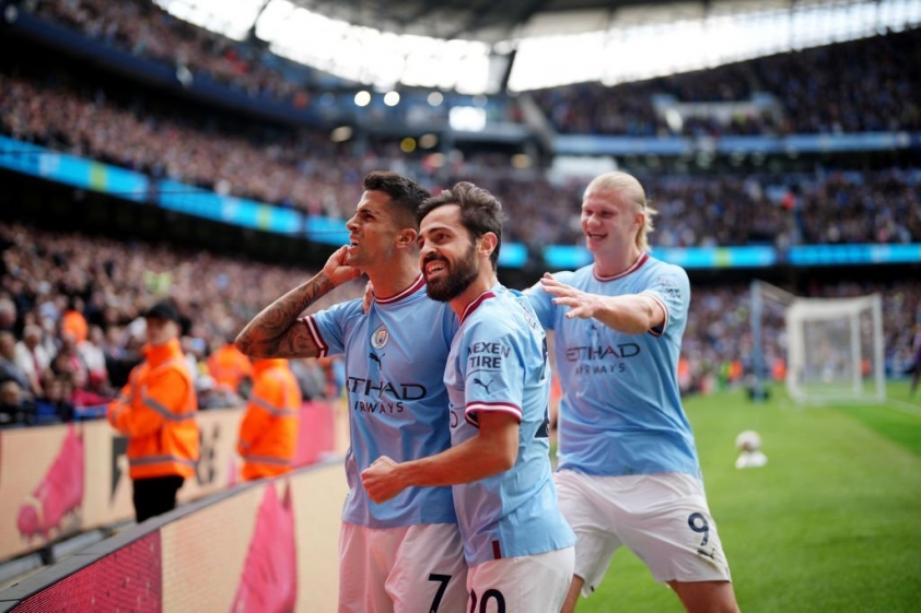 Van Dijk tiết lộ bí quyết đơn giản để 'khóa chân' Haaland 203057