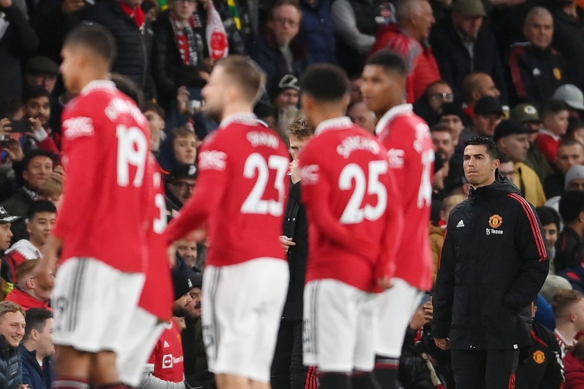 'Ronaldo trông chẳng khác gì một đứa trẻ được cưng chiều' 205671