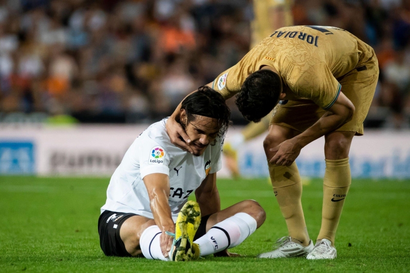 Cavani đã phải rời sân từ rất sớm sau pha va chạm với Eric Garcia (Ảnh: internet)
