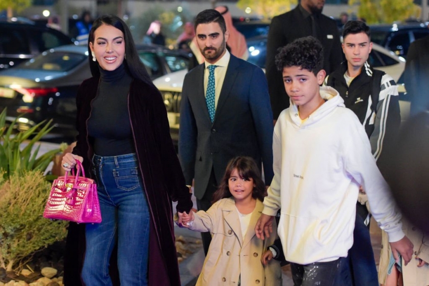 Cristiano Ronaldo và bạn gái vi phạm luật pháp tại Ả Rập Xê Út 239513
