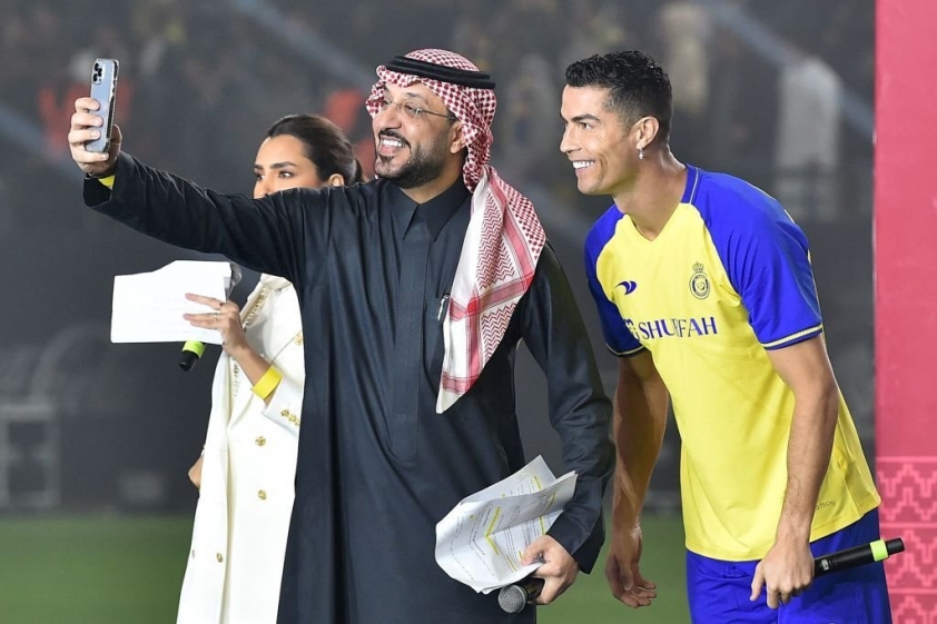 Nhu cầu mua vé xem Ronaldo tăng chóng mặt, sân bóng Al Nassr chứa không nổi 239403