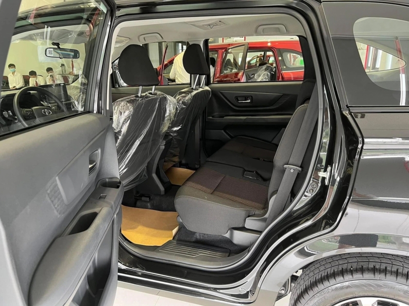 Toyota-Avanza-Premio-4