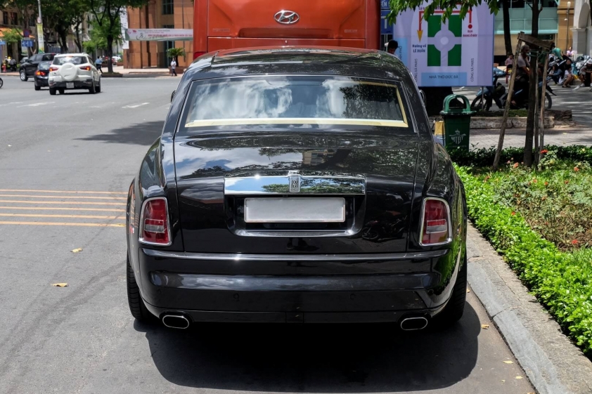 Rolls-Royce-Phantom-Year-of-the-Dragon-3