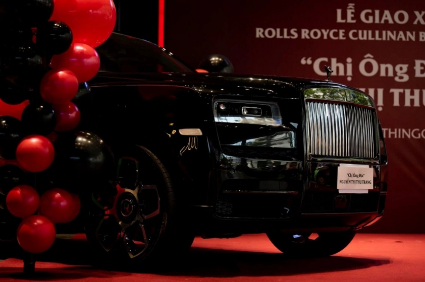 Rolls-Royce-Cullinan-Black-Badge-2