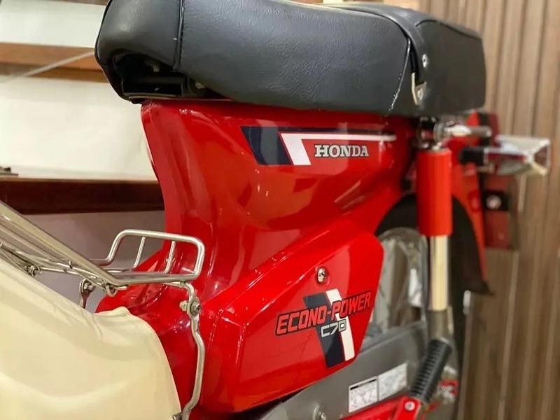 Honda-Super-Cub-C70-Deluxe-1