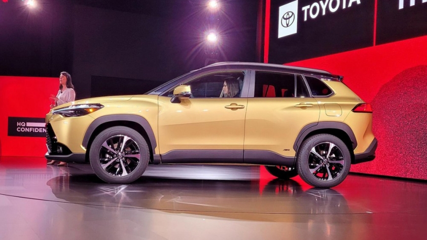 toyota-corolla-cross-hybrid-2023-2