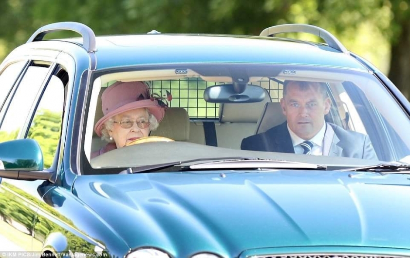 Nữ hoàng Anh Elizabeth II và niềm đam mê với xe cộ đáng kinh ngạc 184658