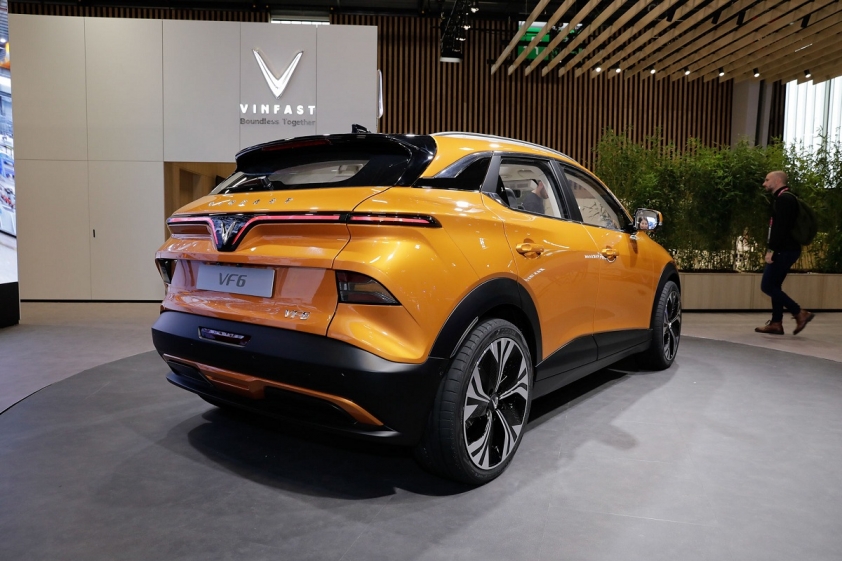 Ảnh thực tế VinFast VF 6 vừa lộ diện – SUV cỡ B đáng gờm với loạt xe xăng 205012