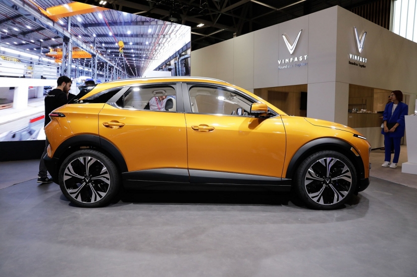 Ảnh thực tế VinFast VF 6 vừa lộ diện – SUV cỡ B đáng gờm với loạt xe xăng 205014