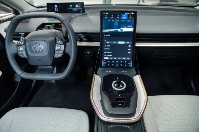 Toyota ra mắt mẫu sedan chạy điện mới: kích thước ngang Camry, chạy 600km/lần sạc 208222