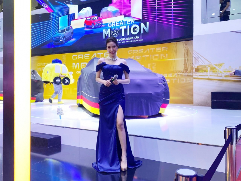 Dàn mỹ nhân chân dài hút khách tại Vietnam Motor Show 2022 209082