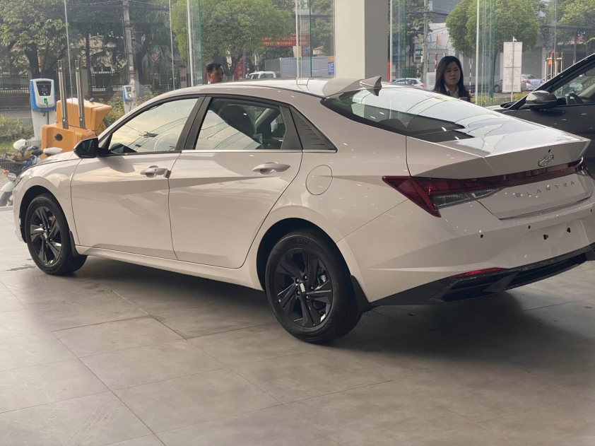 hyundai-elantra-2023-2