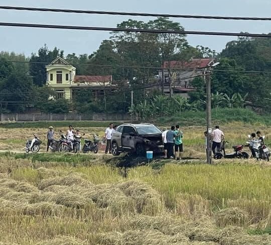 Thái Nguyên: Ô tô tiền tỷ cháy rụi khi mắc vào rơm phơi trên đường 217445