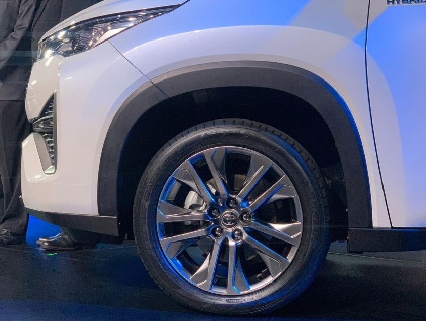 toyota-innova-2023-4