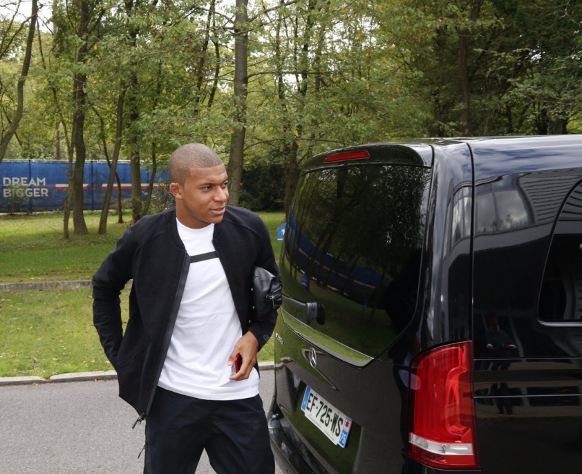 Lionel Messi – Kylian Mbappe: người đi siêu xe đình đám, kẻ thích xe