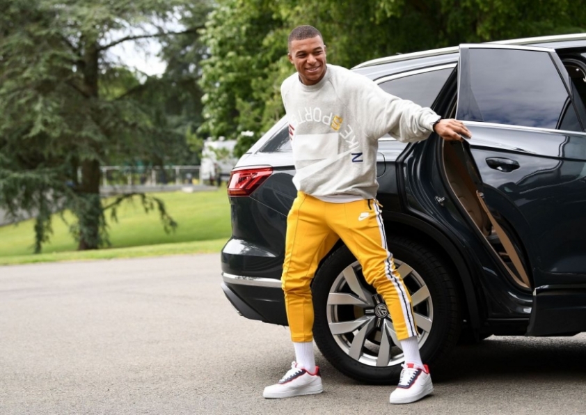 Lionel Messi – Kylian Mbappe: người đi siêu xe đình đám, kẻ thích xe