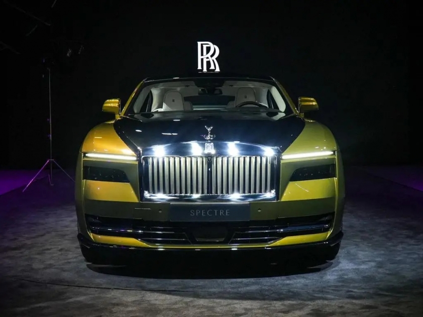 Rolls-Royce-Spectre-1