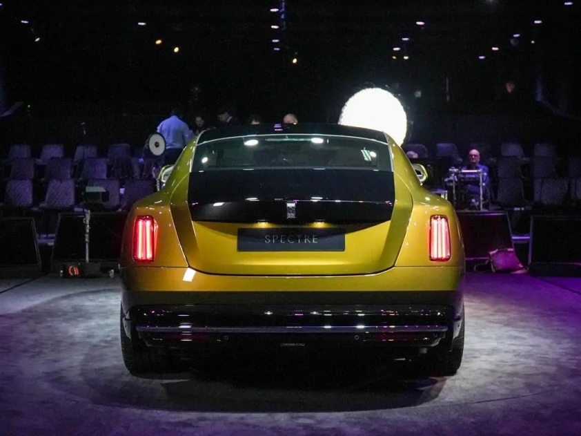 Rolls-Royce-Spectre-2