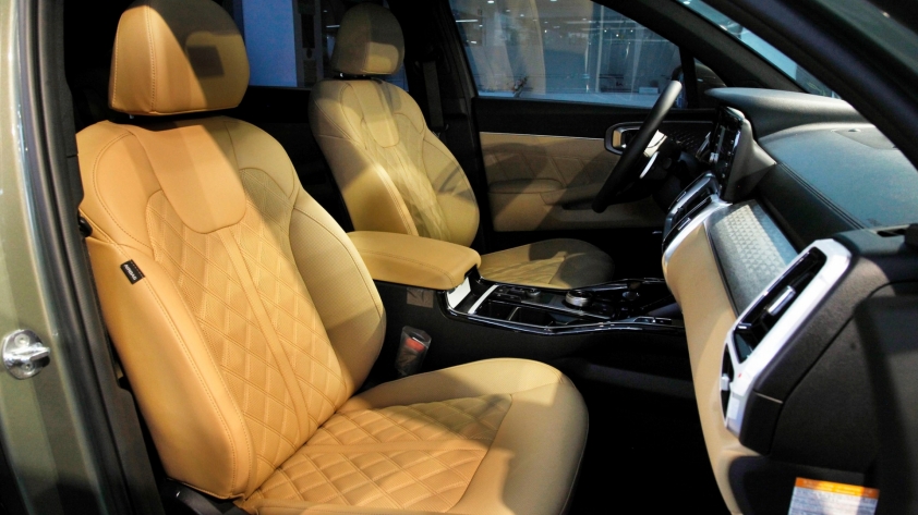 Cận cảnh Kia Sorento Hybrid và Plug-In Hybrid tại đại lý, giá 1,399 tỷ