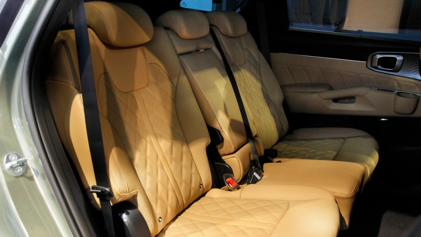 Cận cảnh Kia Sorento Hybrid và Plug-In Hybrid tại đại lý, giá 1,399 tỷ