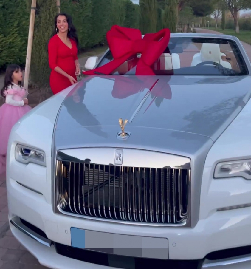 Đang thất nghiệp, Cristiano Ronaldo được bạn gái tặng xe sang Rolls-Royce Dawn 237007