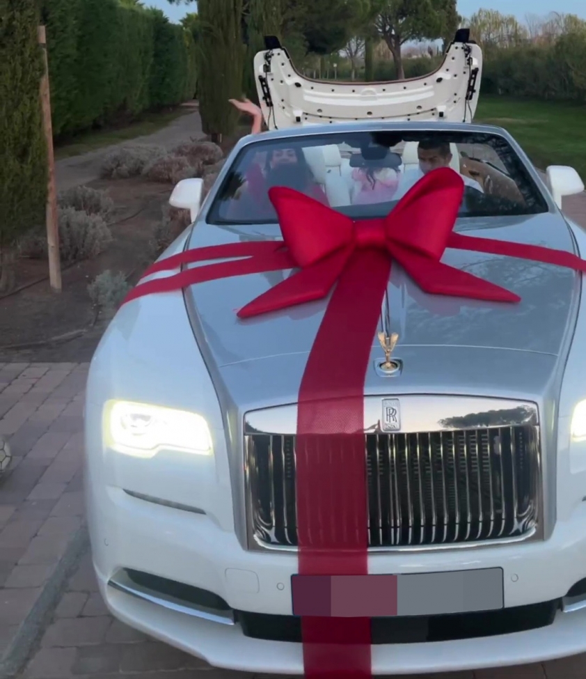 Đang thất nghiệp, Cristiano Ronaldo được bạn gái tặng xe sang Rolls-Royce Dawn 237008