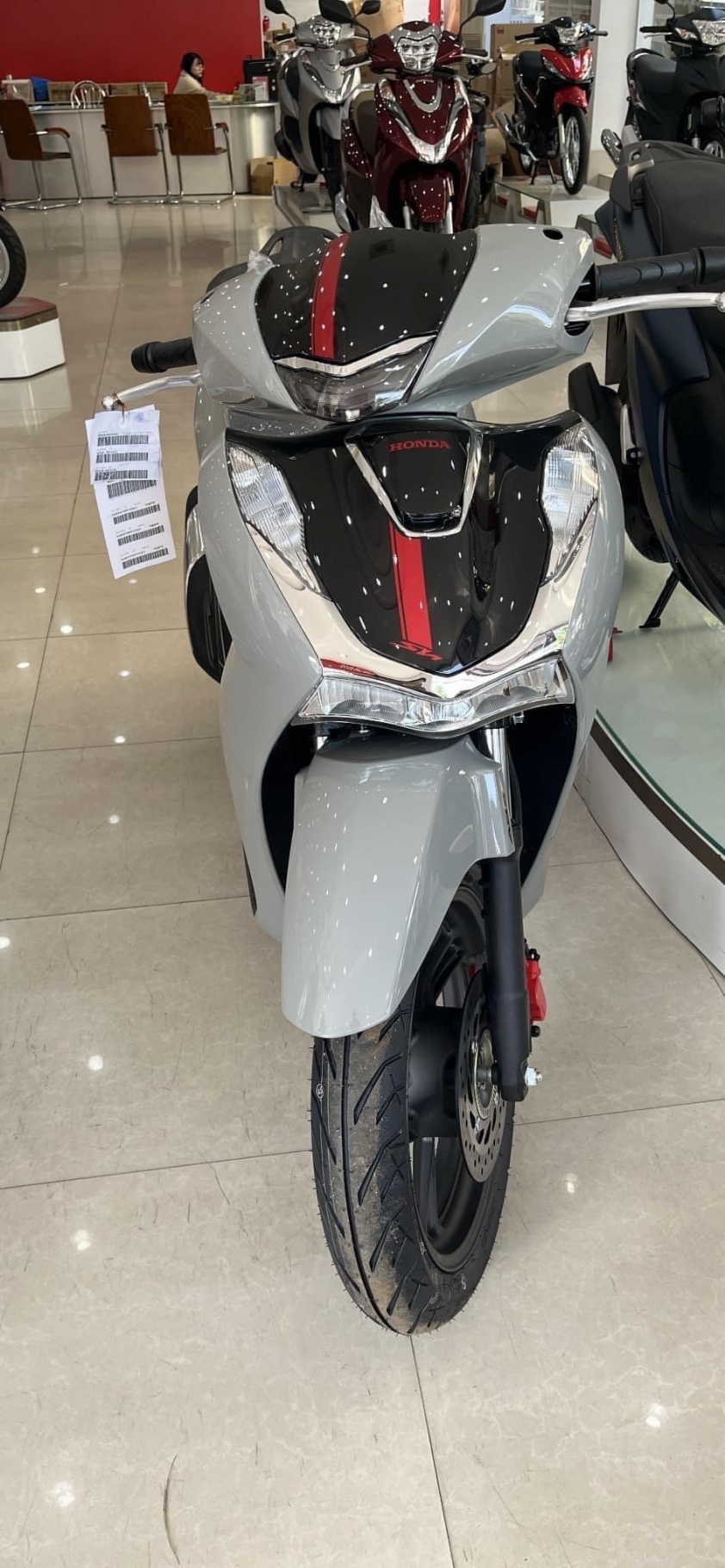 Ảnh thực tế Honda SH 160 vừa ra mắt tại đại lý, đội giá tới 30 triệu đồng 242596
