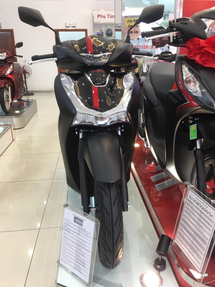 Ảnh thực tế Honda SH 160 vừa ra mắt tại đại lý, đội giá tới 30 triệu đồng 242597