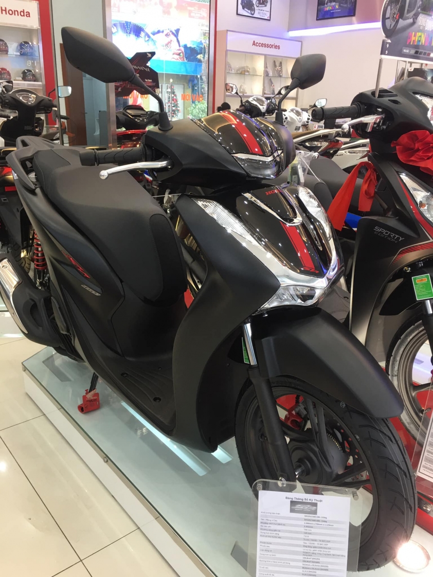 Ảnh thực tế Honda SH 160 vừa ra mắt tại đại lý, đội giá tới 30 triệu đồng 242598