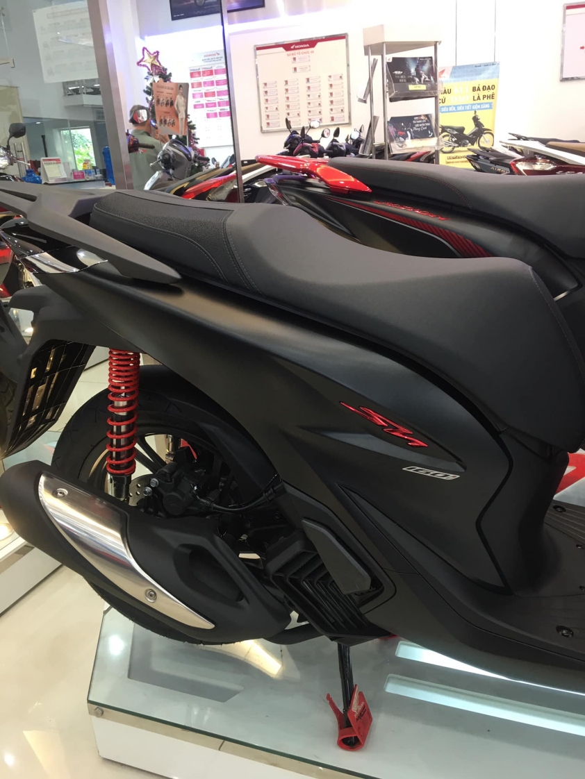 Ảnh thực tế Honda SH 160 vừa ra mắt tại đại lý, đội giá tới 30 triệu đồng 242599