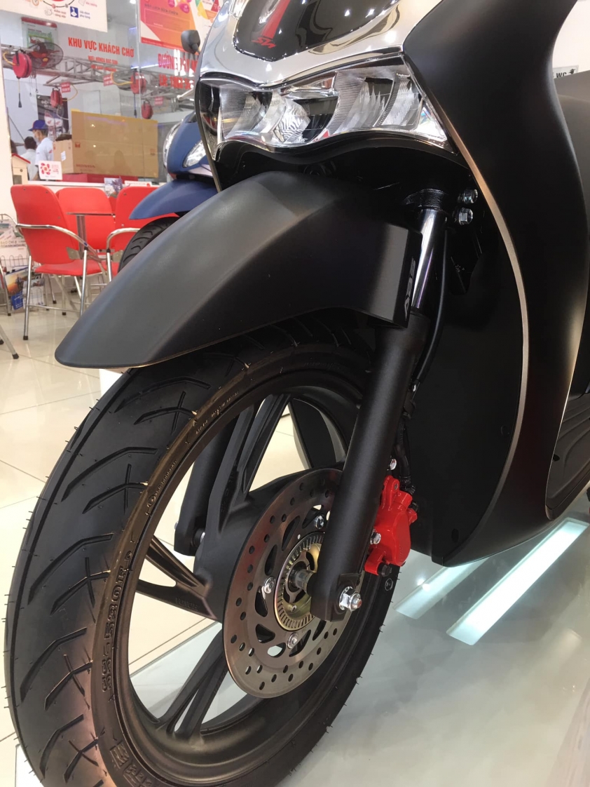 Ảnh thực tế Honda SH 160 vừa ra mắt tại đại lý, đội giá tới 30 triệu đồng 242600