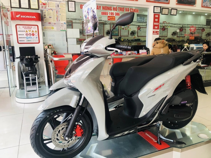 Ảnh thực tế Honda SH 160 vừa ra mắt tại đại lý, đội giá tới 30 triệu đồng 242601
