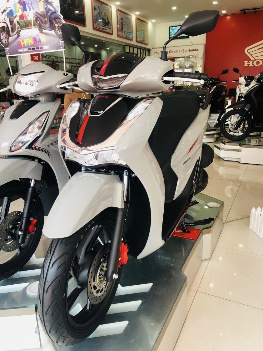 Ảnh thực tế Honda SH 160 vừa ra mắt tại đại lý, đội giá tới 30 triệu đồng 242602