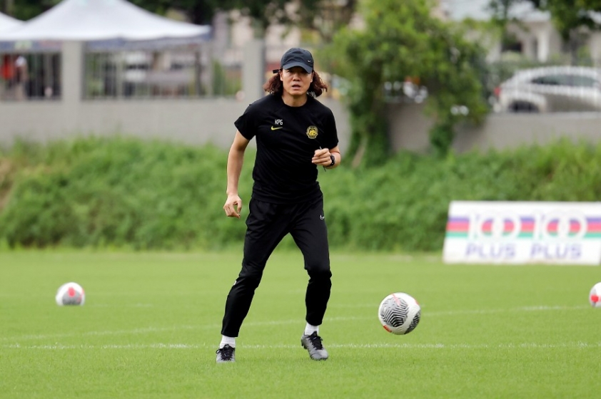 HLV ĐT Malaysia gặp tình huống khó đỡ với CĐV trước vòng loại World Cup 355385