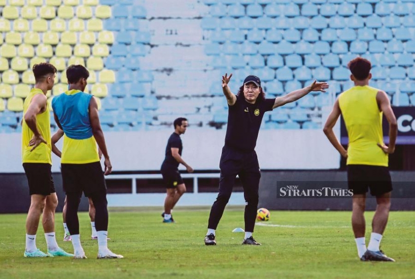 HLV ĐT Malaysia gặp tình huống khó đỡ với CĐV trước vòng loại World Cup 355386