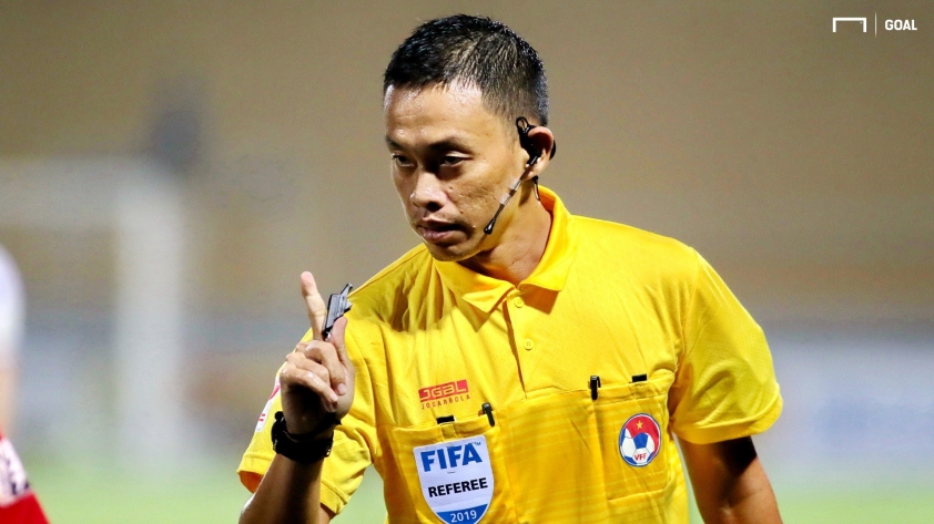 trong-tai-ngo-duy-lan-bat-tran-cau-dinh-nam-dinh-gia-lai-hinh-anh-1702337197.jpg