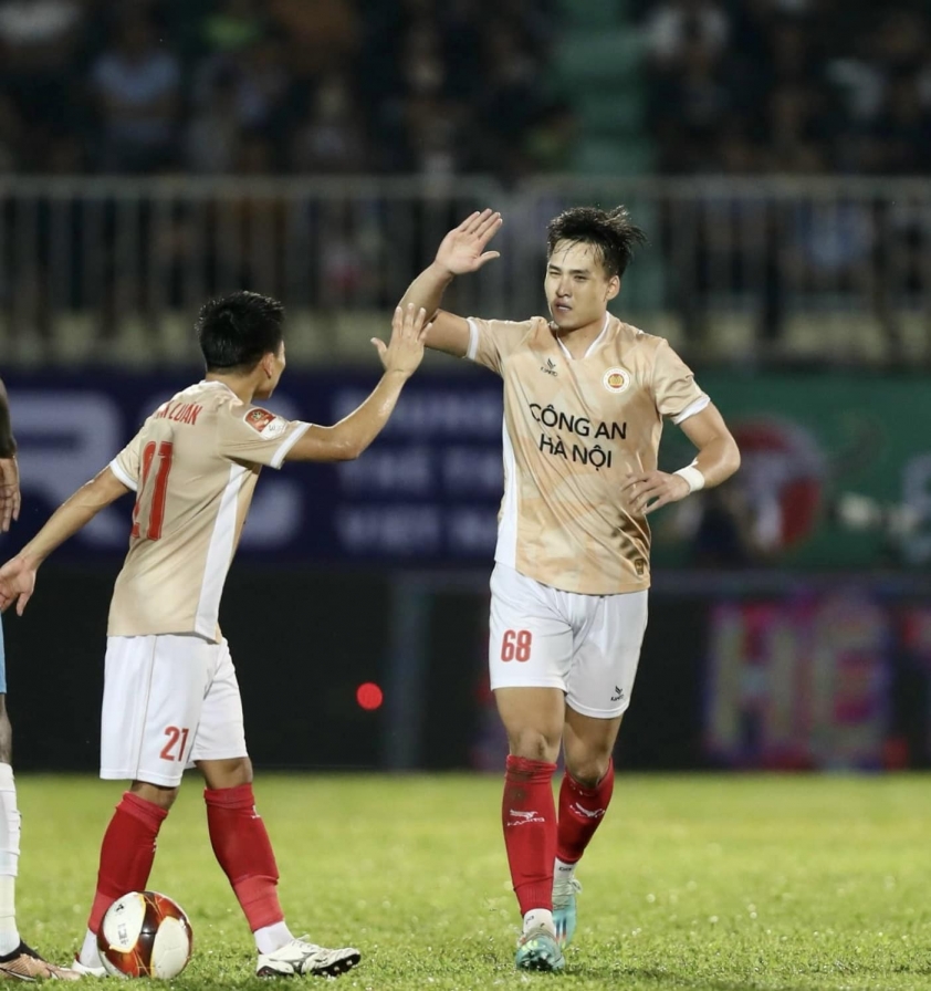 bui-hoang-viet-anh-v-league-1703573776.jpg