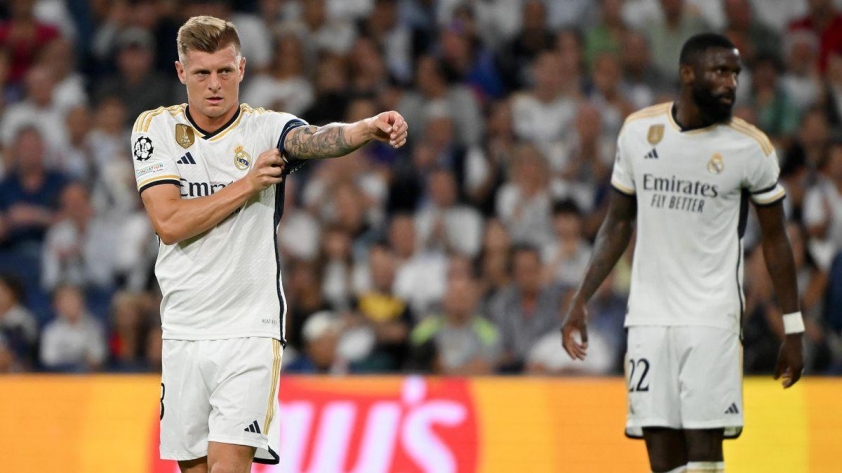 Kroos bảo vệ Rudiger sau hành động ném đá trọng tài-627985
