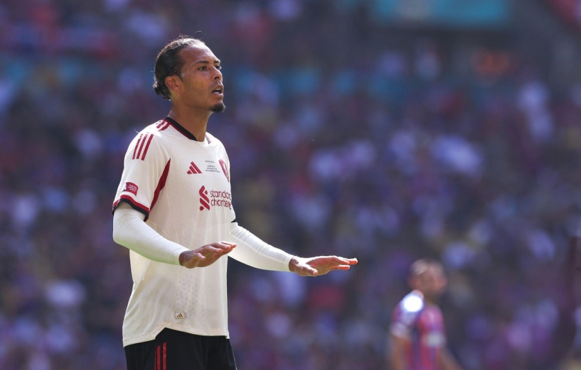 Van Dijk thất vọng khi Liverpool thua sốc trước Crystal Palace-682113
