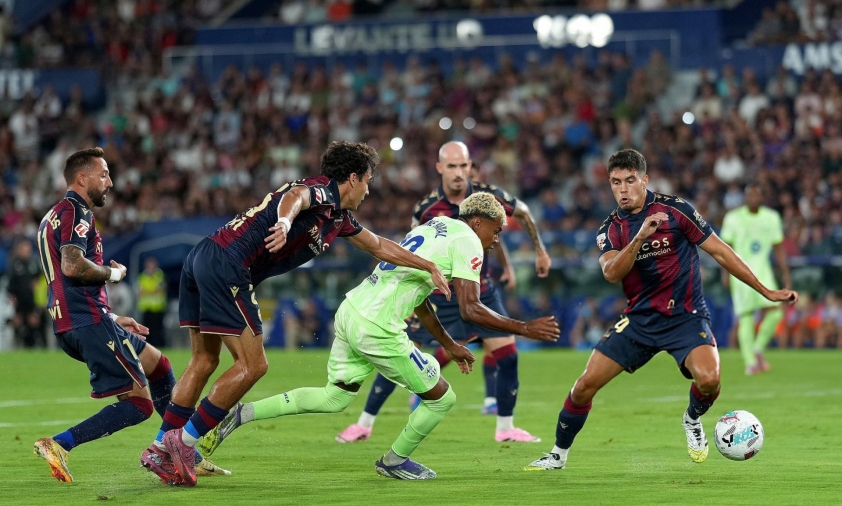 Barca ngược dòng thắng vất vả Levante 690828