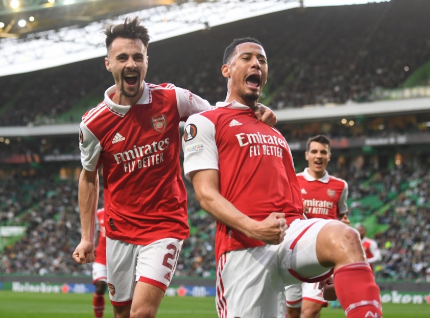 Arsenal đã có lợi thế dẫn bàn nhờ công của Saliba. Ảnh: Twitter