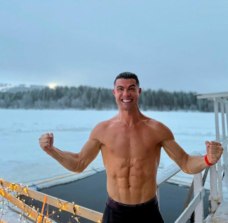 Ronaldo cởi trần ngâm mình trong nước dưới thời tiết -2 độ C 574310