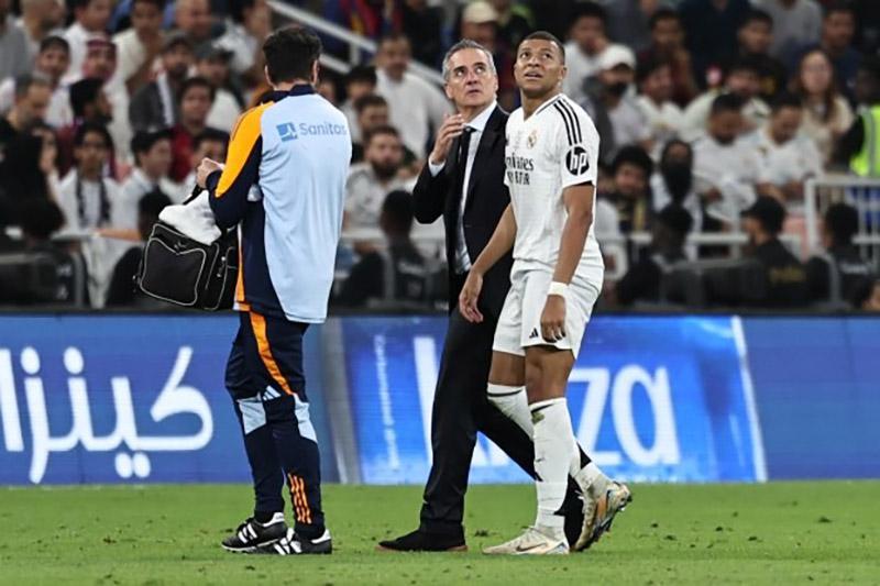 Raphinha có hành động đáng xấu hổ với Mbappe 582194