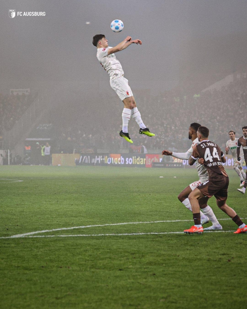 Cầu thủ 19 tuổi bật nhảy 'ma thuật' cao hơn Ronaldo? 590477