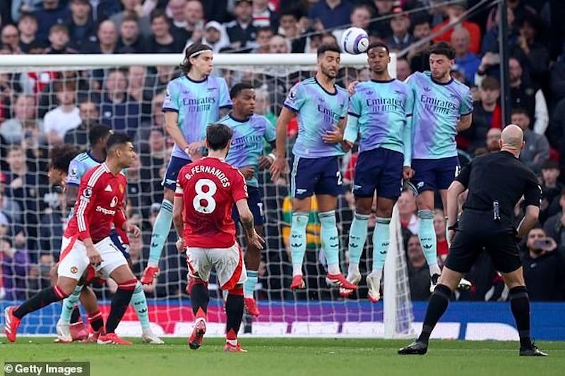 Eriksen chỉ điểm bất thường giúp Bruno đá phạt thành bàn 602539