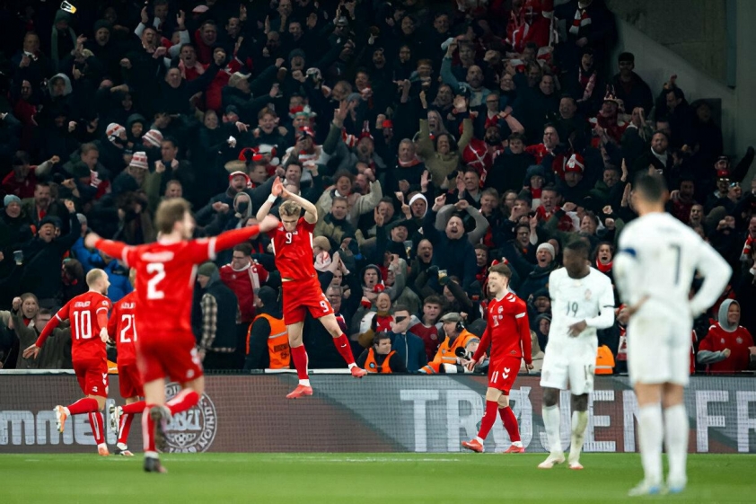Tại sao Hojlund ăn mừng 'SIUUU' trước mặt Ronaldo? 608150